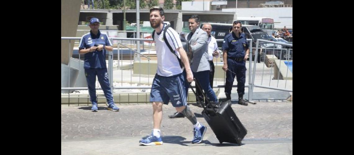 Messi y Mascherano arribaron a la Argentina y no hablaron con la prensa