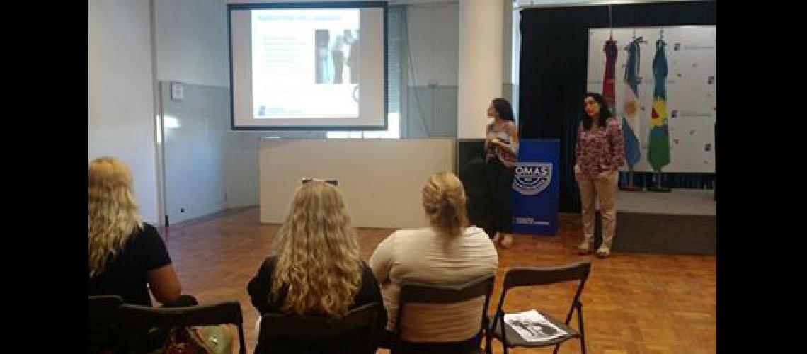 Capacitan al personal local sobre violencia de geacutenero