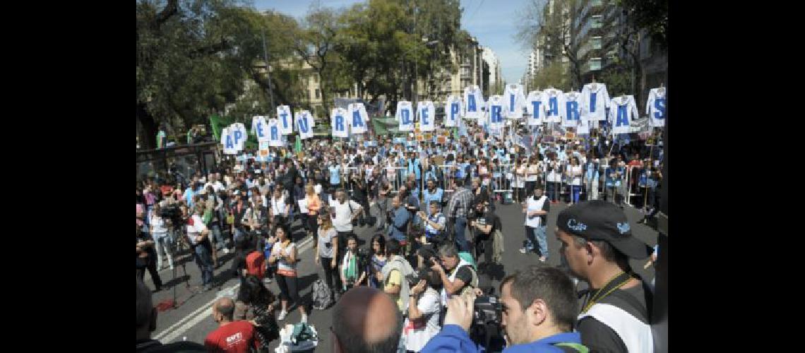 La marcha federal confluye en la Plaza de Mayo en demanda de una paritaria nacional