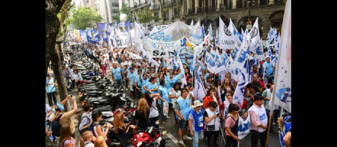 Multitudinaria marcha docente en la Plaza de Mayo por las paritarias