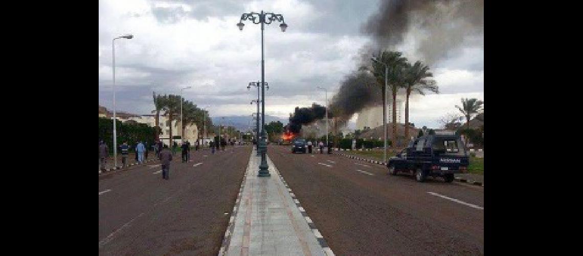 Murieron 10 militares por la explosioacuten de dos bombas en el Sinaiacute