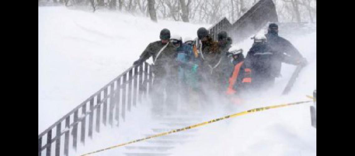 Al menos ocho adolescentes murieron por una avalancha de nieve en Japoacuten