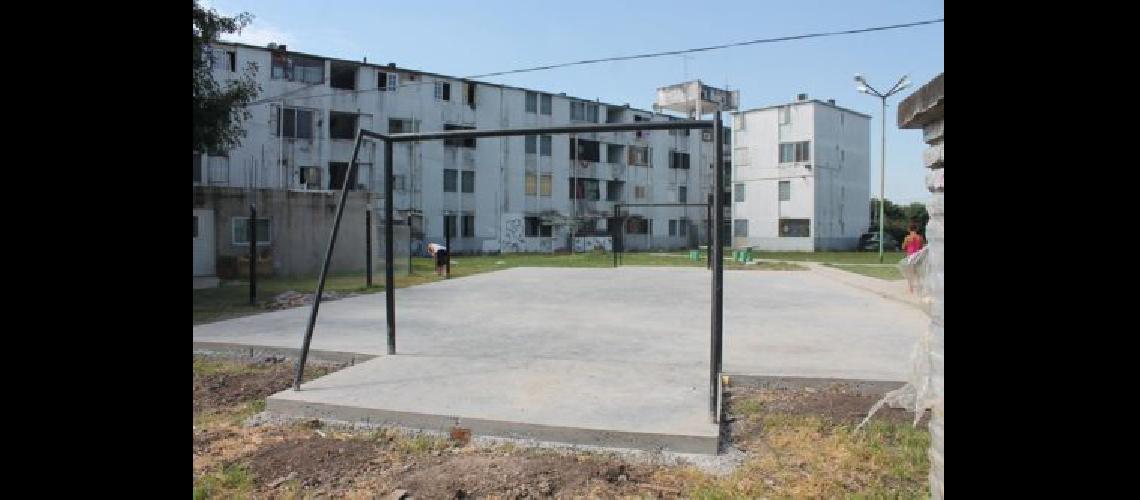 Construyen dos canchitas en el Barrio Campanario