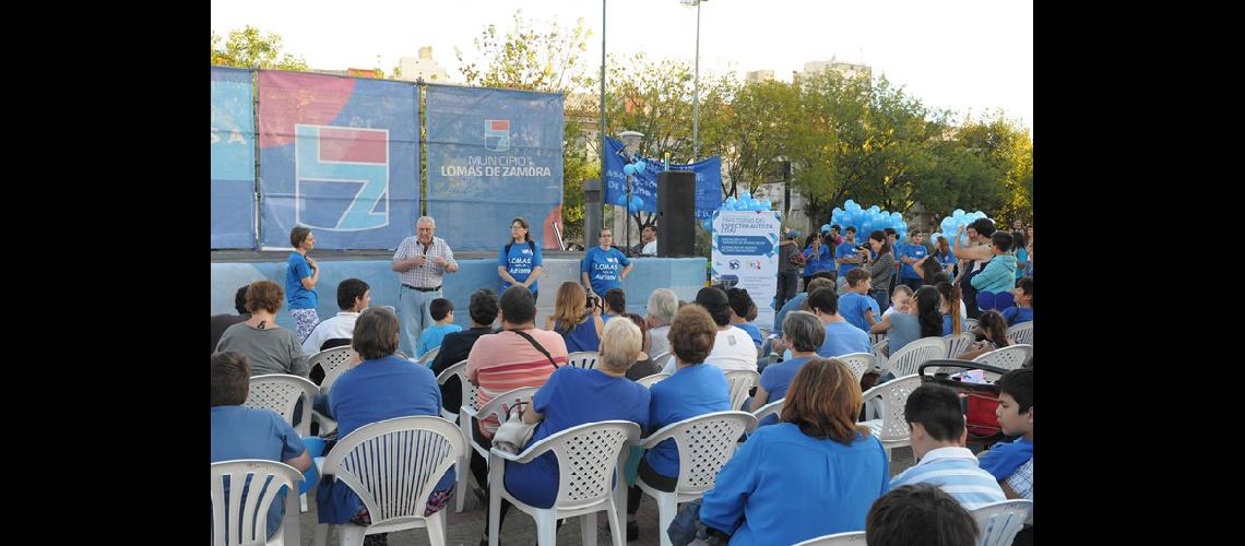 Lomas reflexiona sobre el autismo en la Plaza Grigera