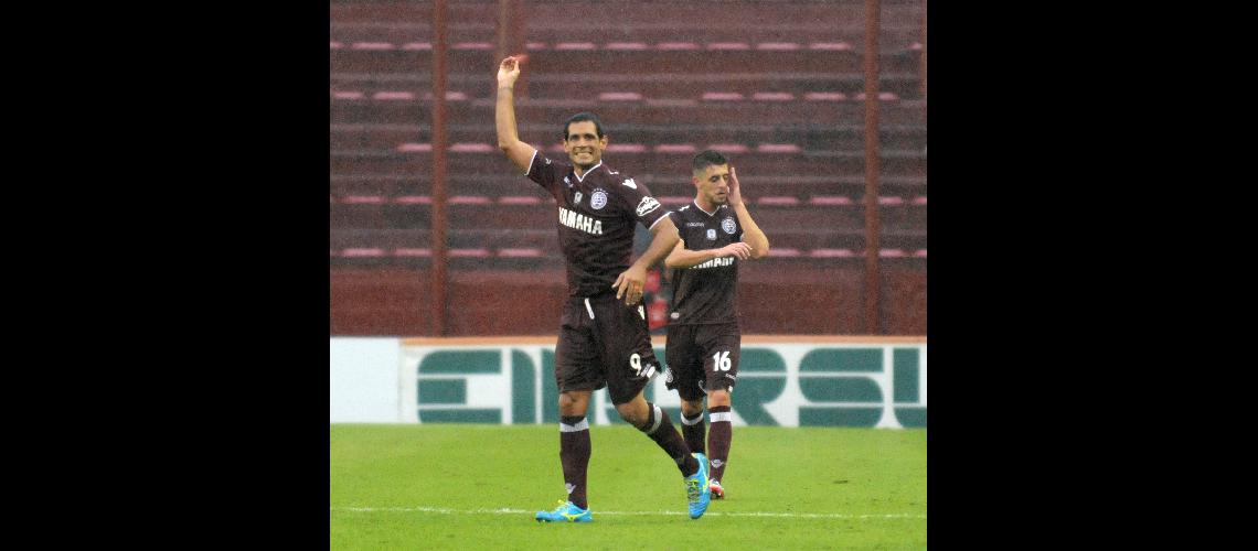 Con un Sand impecable Lanuacutes volvioacute a festejar frente a Banfield