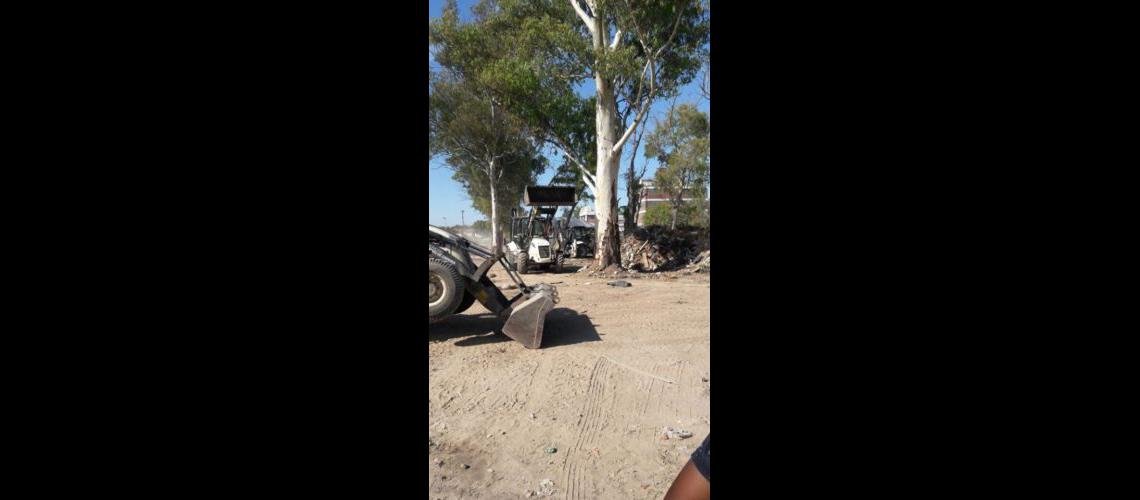 Limpian los terrenos ubicados al costado del Arroyo del Rey