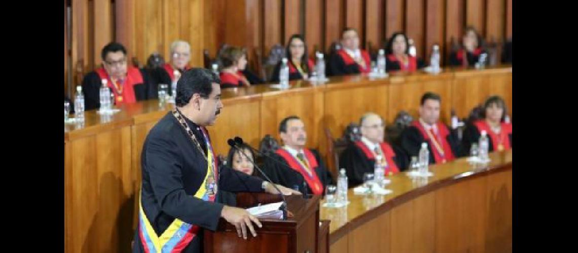Madrugoacuten de diputados opositores para el inicio de una crucial sesioacuten en el Parlamento