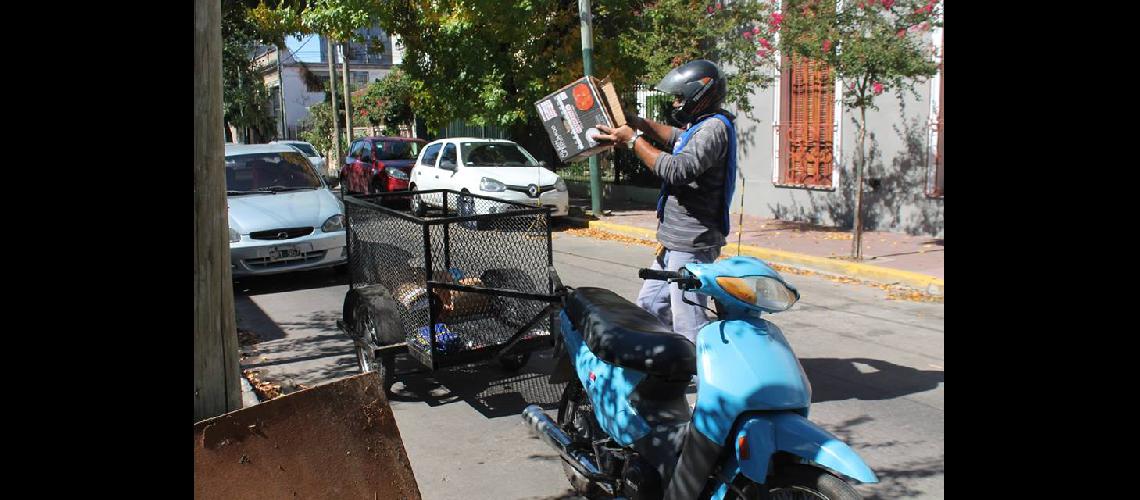 Los motorrecicladores colaboran con la higiene urbana de distintos barrios