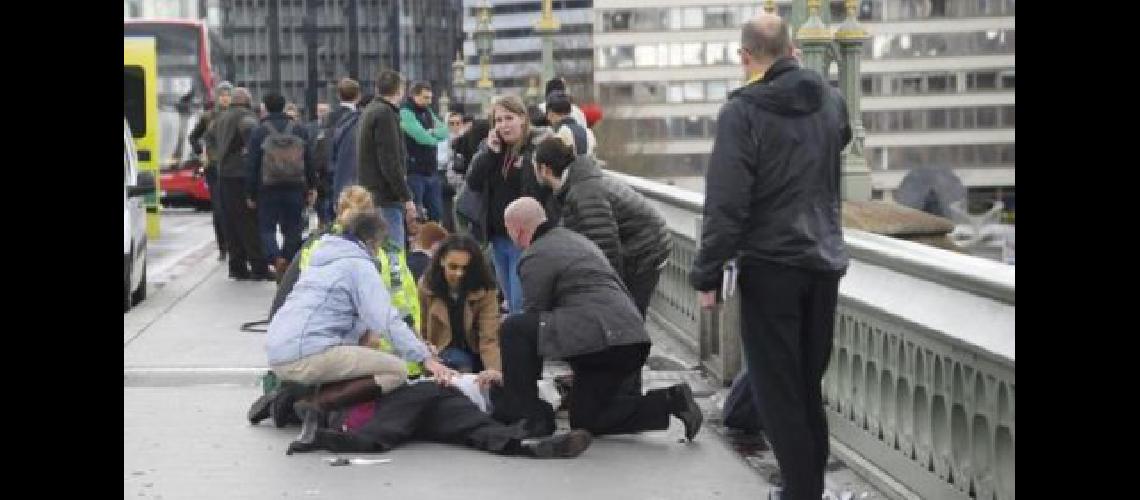 Murioacute la mujer que cayoacute al Taacutemesis en el atentado de Londres