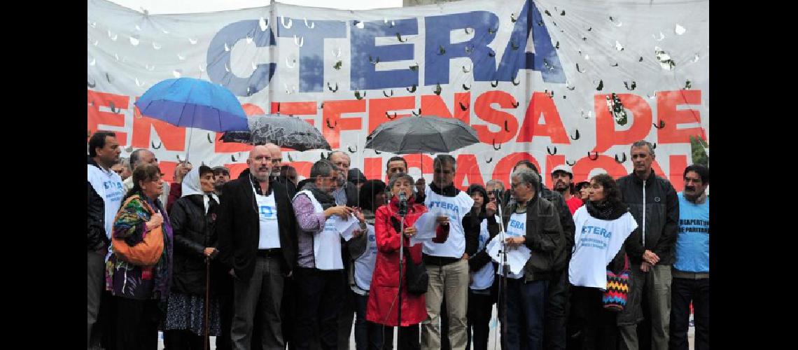 Ctera anuncioacute un paro de 24 horas por la represioacuten a los docentes en el Congreso