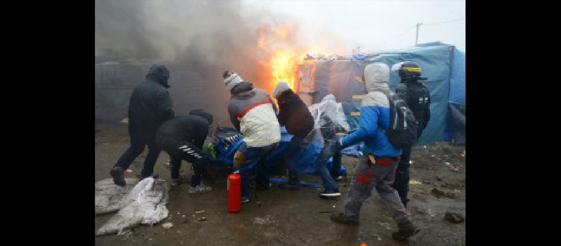 Un incendio destruyoacute un campamento de refugiados