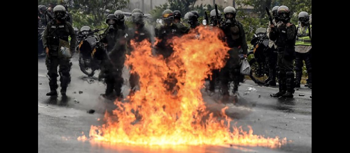 Otro muerto otro periodista detenido nuevas protestas opositoras y maacutes represioacuten