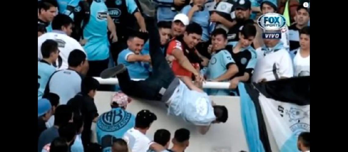 Murioacute el hincha de Belgrano que fue arrojado desde una tribuna