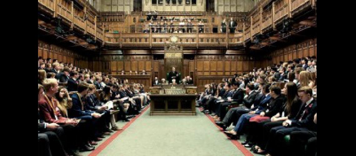 El Parlamento debate el llamado a elecciones anticipadas