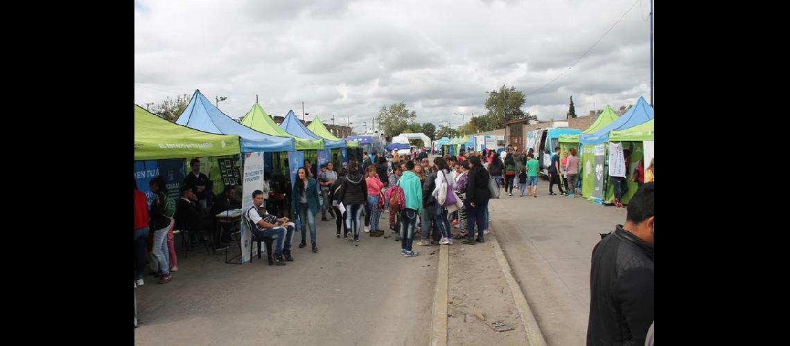 Cientos de vecinos realizaron traacutemites