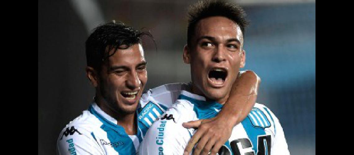 Racing le ganoacute 4 a 3 a Atleacutetico y se prendioacute en la pelea