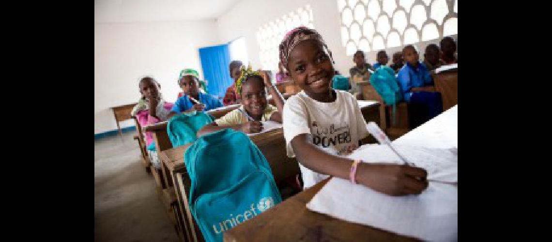 Maacutes de 25 millones de nintildeos no van a la escuela por vivir en zonas de conflicto alertoacute Unicef