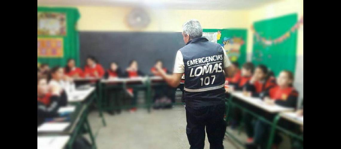 Ensentildean teacutecnicas de RCP a docentes y alumnos de Lomas