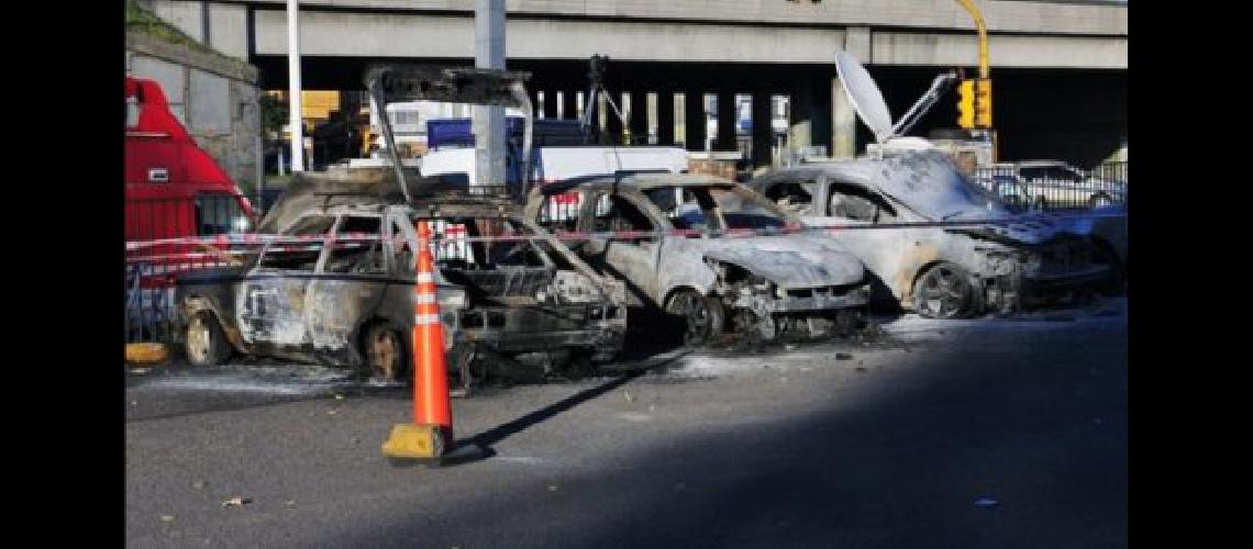 Autos quemados en el Posadas