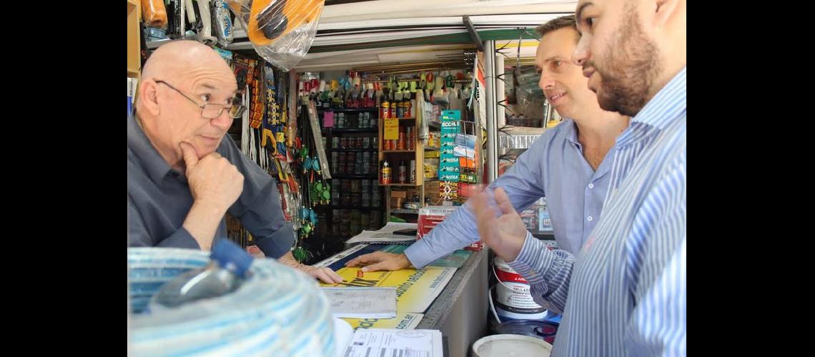Maacutes comerciantes reciben la habilitacioacuten de su local