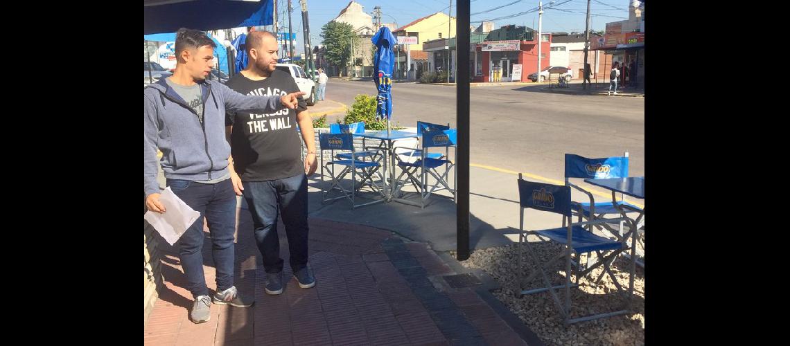 Verifican que los locales tengan permiso para ocupar la vereda