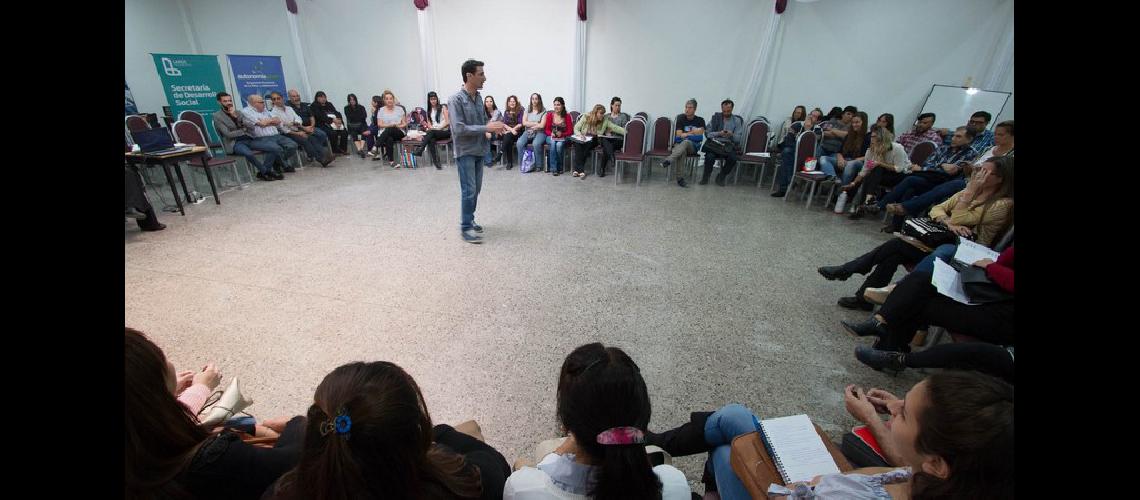Lanzan un programa para ayudar a los joacutevenes que viven en instituciones