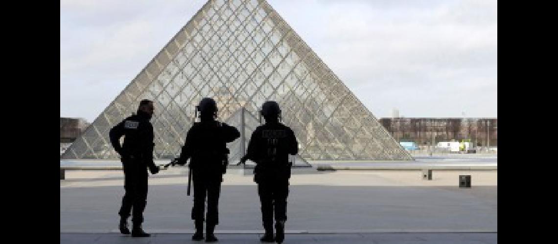 Maacutes de 140 detenidos en Pariacutes tras la eleccioacuten de Macron