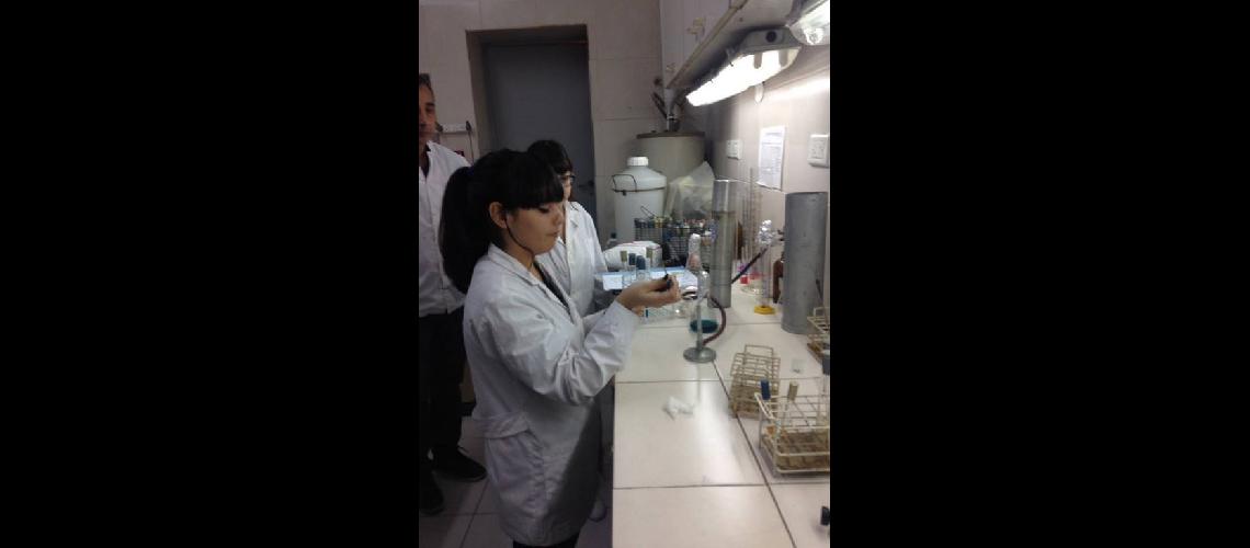 Alumnos de Lomas aprenden en el laboratorio del Municipio