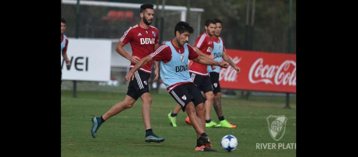 River juega ante Emelec mientras piensa en Boca