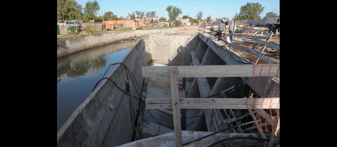 Construyen el vertedero que sacaraacute el agua de la Estacioacuten de Bombeo
