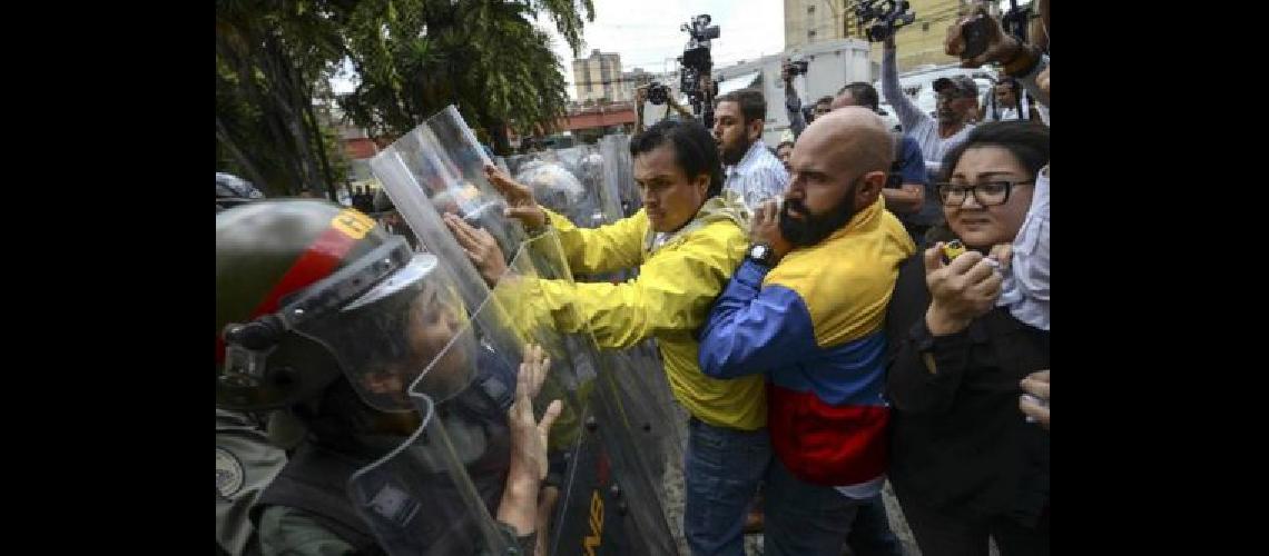 La Cancilleriacutea le exigioacute a Espantildea que garantice la integridad de sus diplomaacuteticos