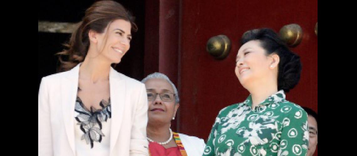 Junto a otras esposas de jefes de Estado Awada compartioacute un almuerzo con la primera dama de China