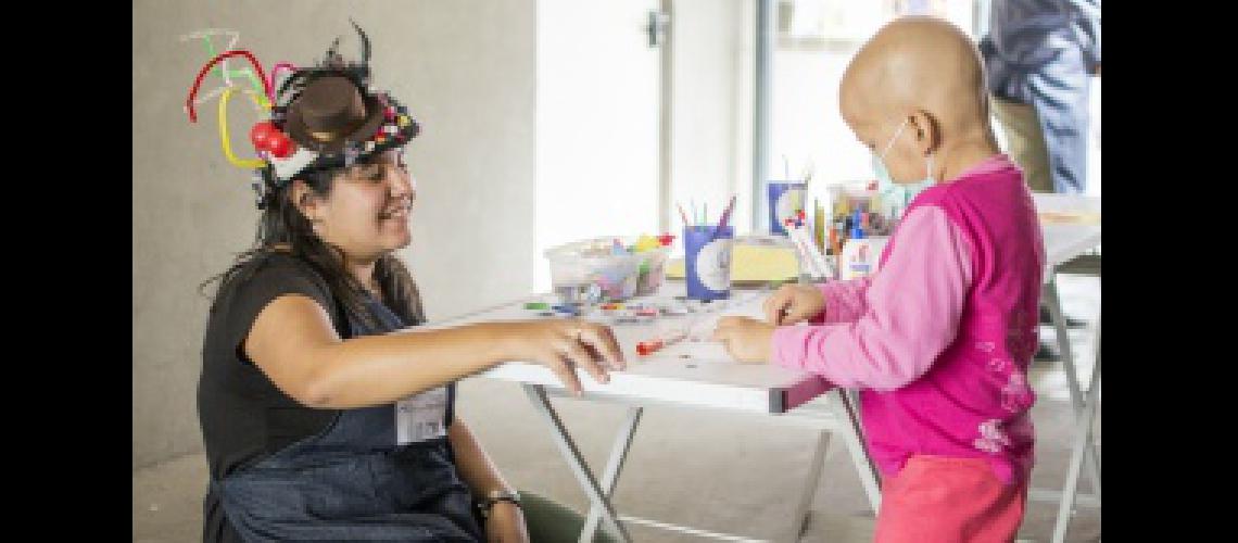 Las salas de espera de los hospitales se transforman en talleres de arte para los chicos