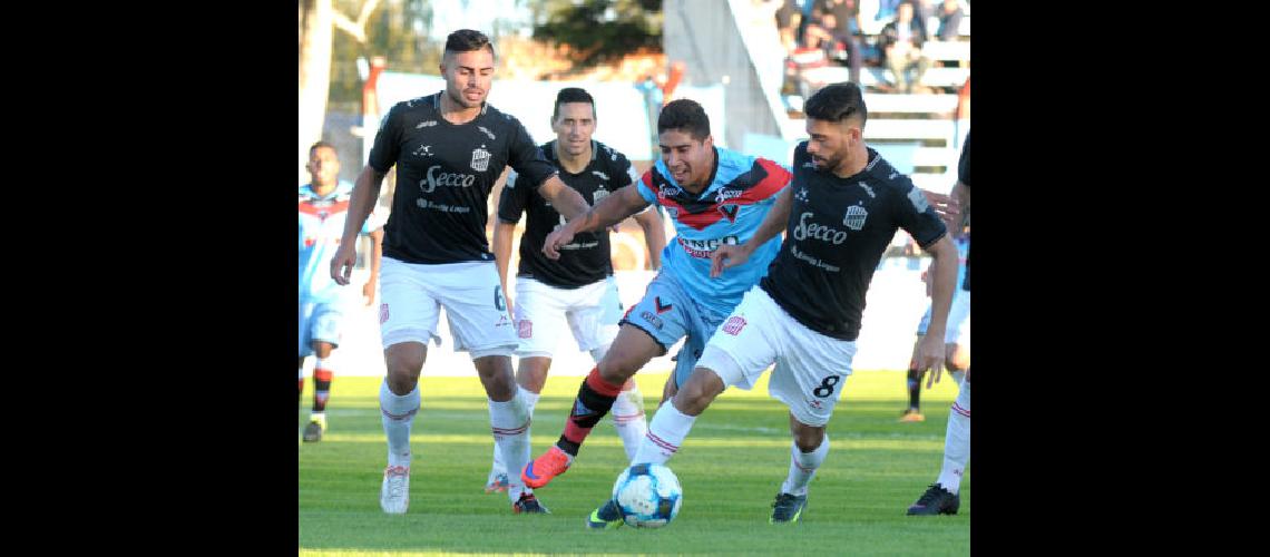 Brown carecioacute de fuacutetbol y no pudo cantar victoria