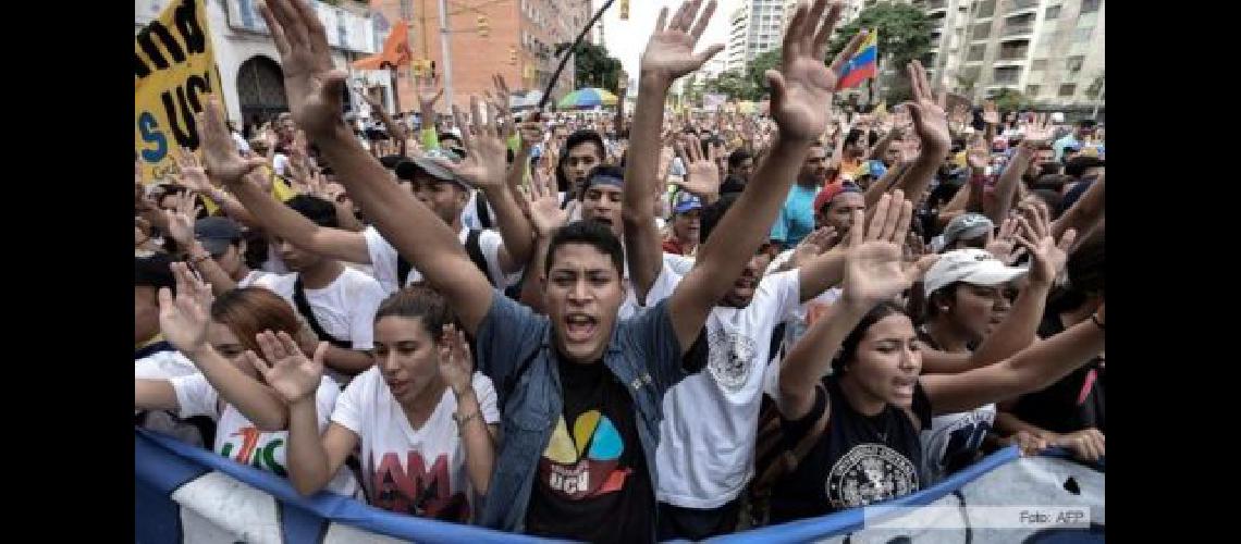 Murioacute otro adolescente baleado durante una protesta contra Maduro