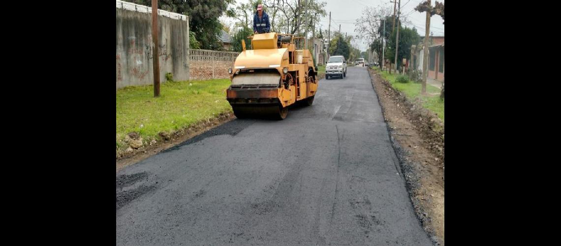 Con obras de asfalto mejoran los accesos a las escuelas de Lomas