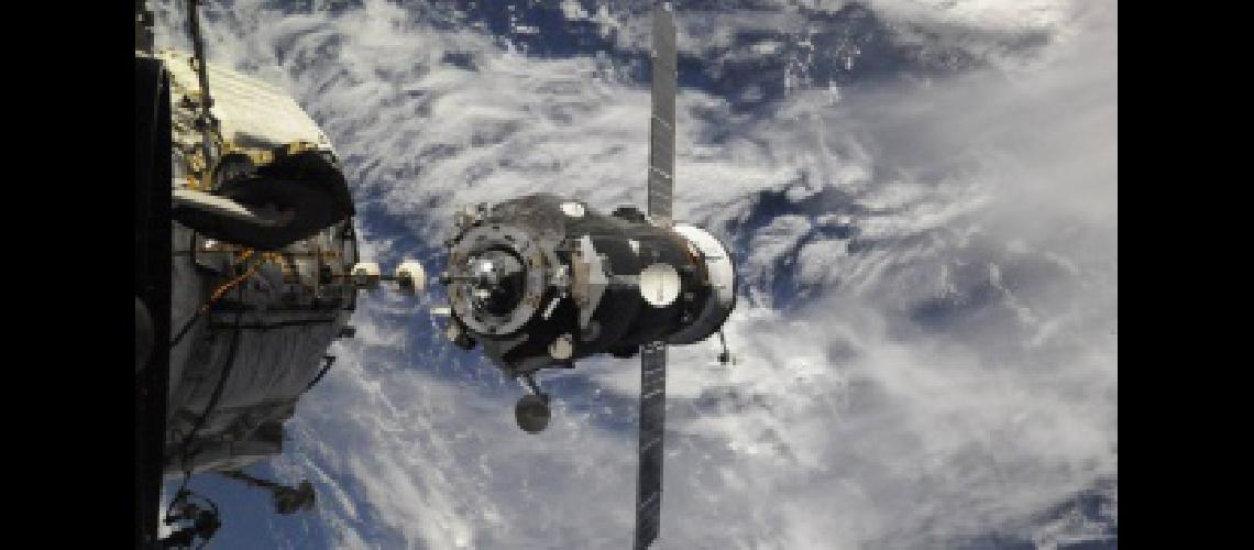 Rusia estudia enviar a dos turistas a la Estacioacuten Espacial Internacional en una nave Soyuz