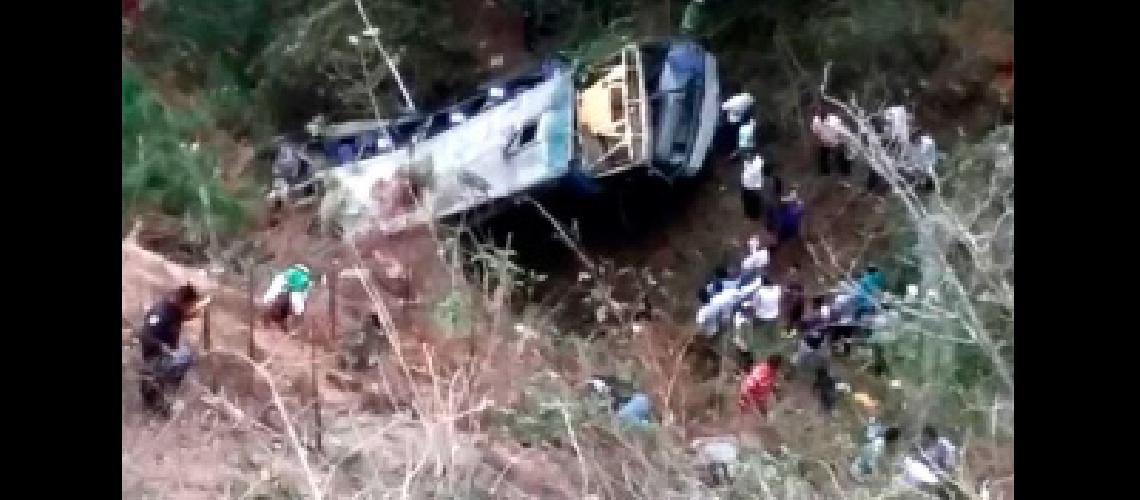 Al menos 16 muertos al caer un micro a un barranco en Chiapas