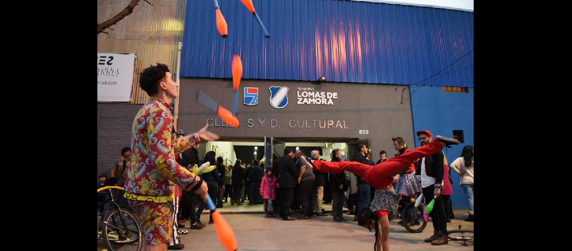 Artistas y vecinos celebraron la inauguracioacuten del Club Cultural