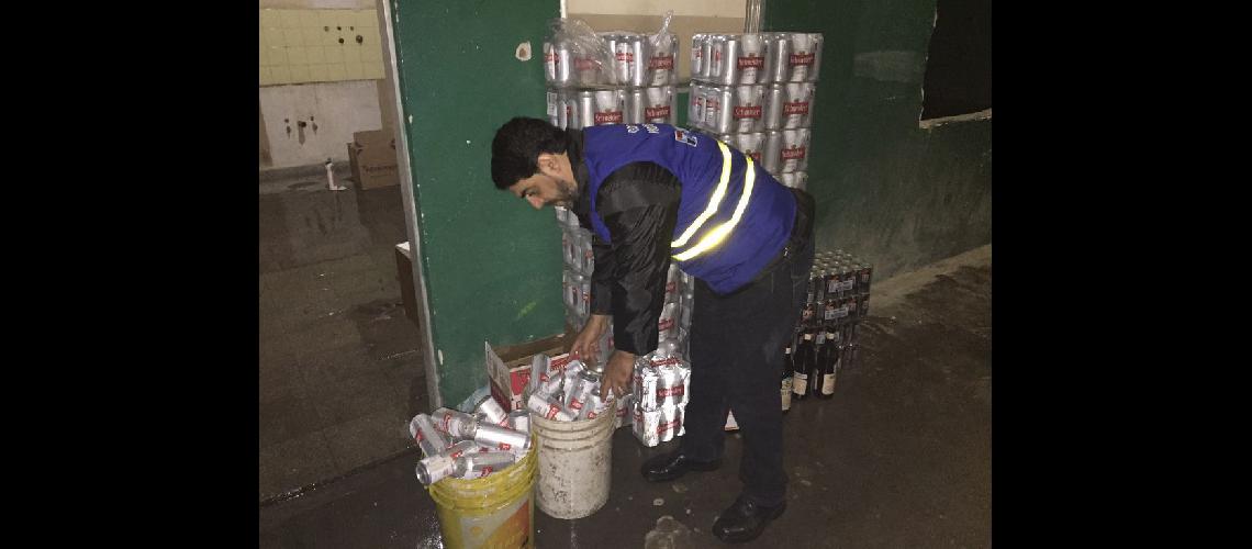 Fiesta clandestina- incautaron maacutes de 300 litros de alcohol