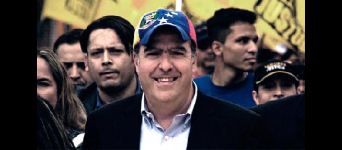 Los opositores marchan y el chavismo se moviliza en apoyo de la Constituyente