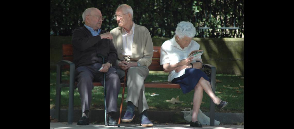 Los abuelos insatisfechos con el servicio de salud Una de cada cuatro personas estaacute disconforme con los bajos o escasos recursos que se brindan en los centros de salud del Conurbano