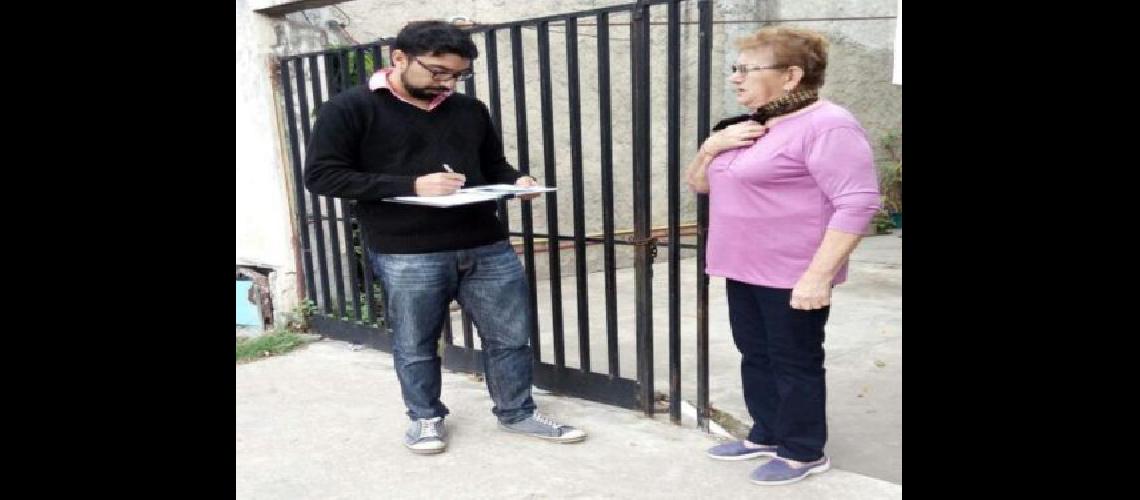 Continuacutean las visitas a vecinos