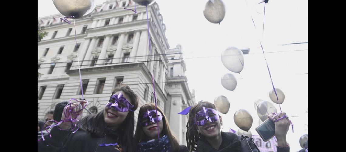 Comenzoacute la marcha contra la violencia de geacutenero
