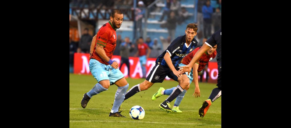 Temperley se aferra en su pelea y dio un paso clave por el descenso