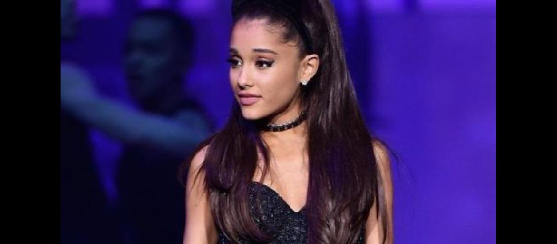 Ariana Grande cantoacute en homenaje a las viacutectimas del atentado de Manchester