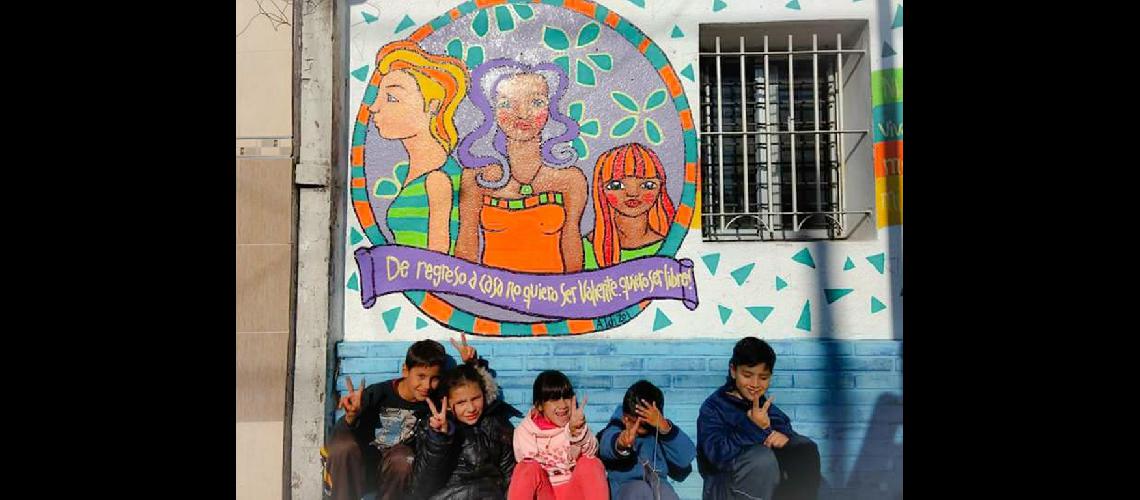 Maacutes de 60 vecinos en el mural contra la violencia de geacutenero