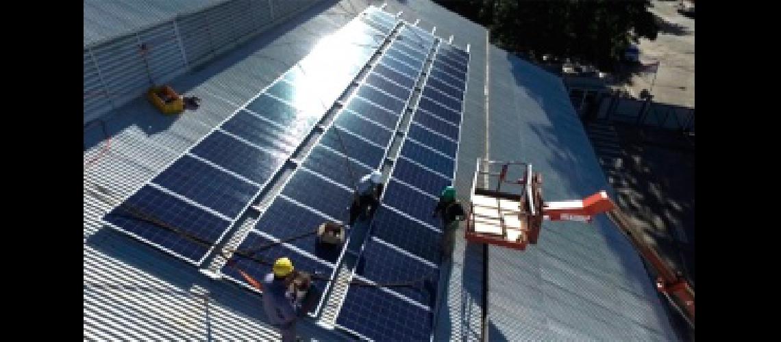 Se inauguraron dos paneles fotovoltaicos que produciraacuten energiacutea eleacutectrica