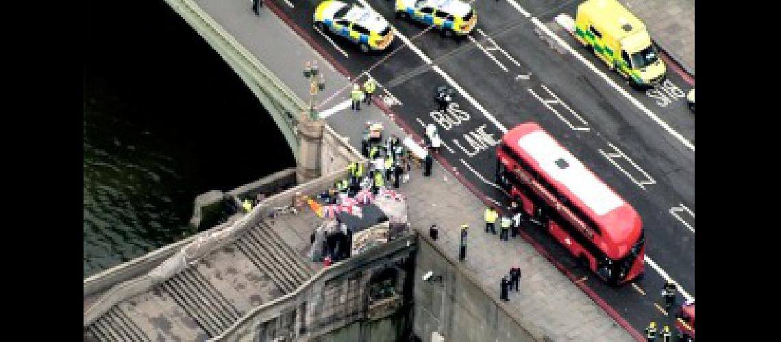 Encuentran en el Taacutemesis el cadaacutever del franceacutes desaparecido en el atentado del saacutebado
