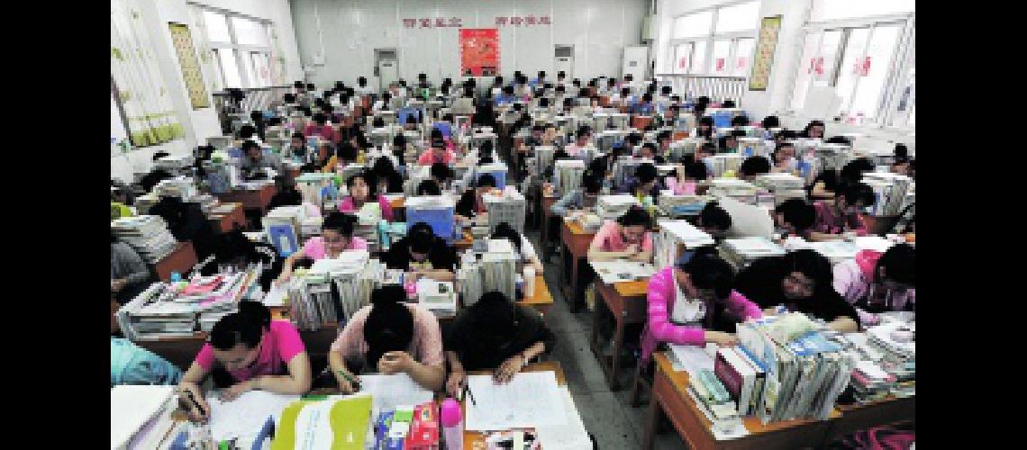 Casi diez millones de joacutevenes rinden el Gaokao el crucial examen que paraliza al paiacutes